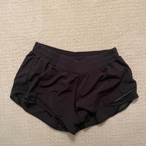 Lululemon hotty hot low-rise lined shorts 2.5"